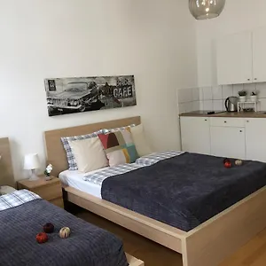 New, Bright Near The Metro! Apartment